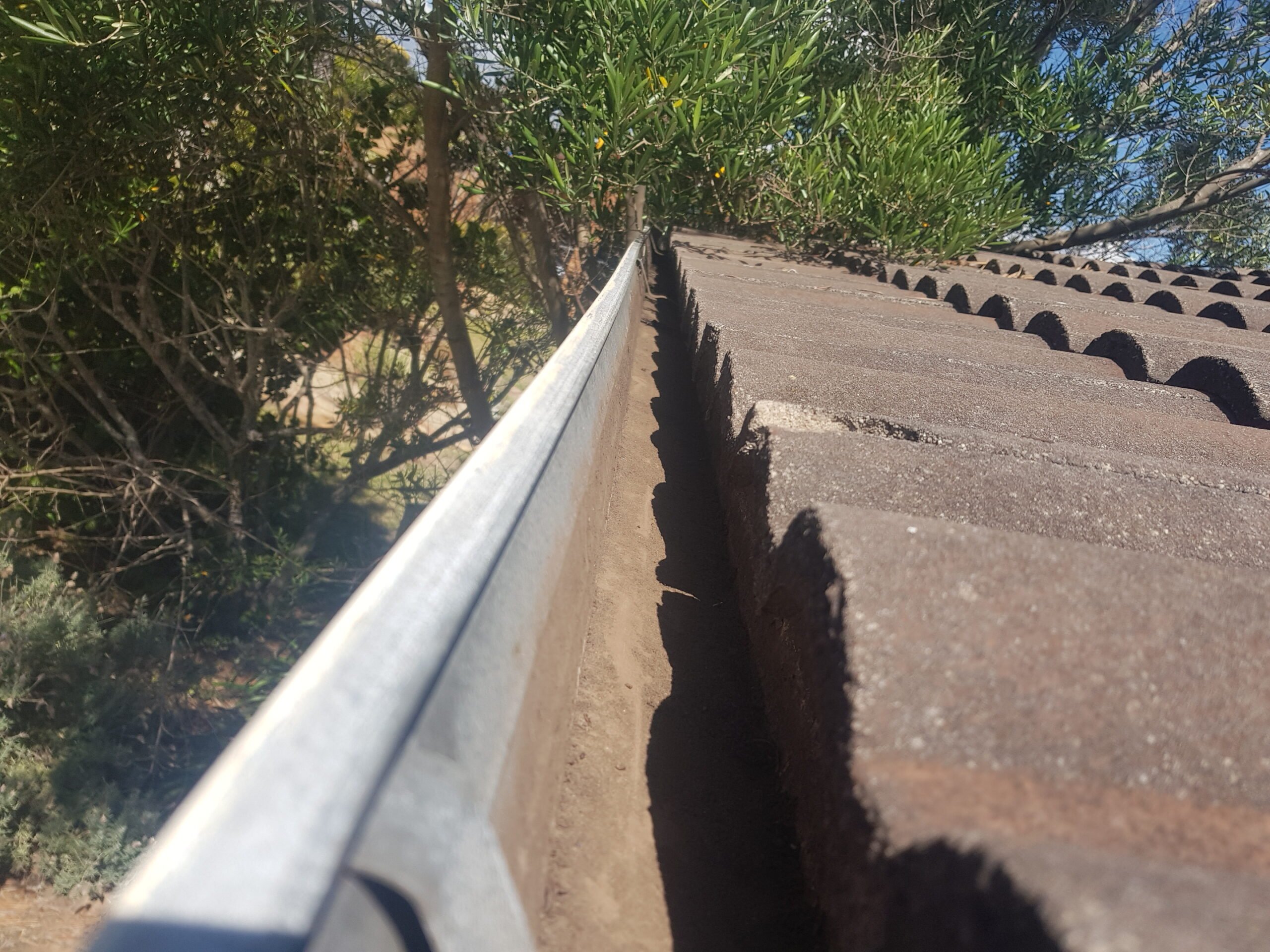 Gutter Cleaning perth cleaning roof